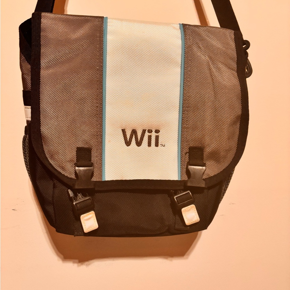 Original Nintendo Wii carrying case in great condition